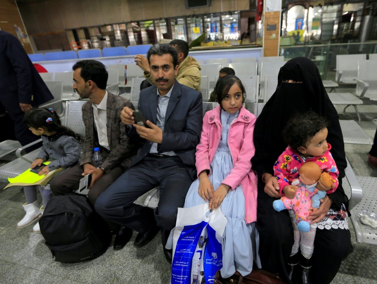طفلة يمنية تنتظر مع أهلها في مطار صنعاء الدولي في 3 فبراير 2020، لإجلائها على متن طائرة تابعة للأمم المتحدة متجهة إلى عمان لتلقي العلاج الطبي
