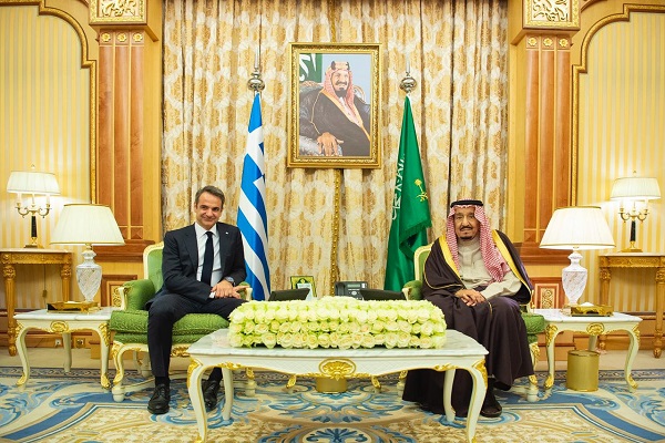 الملك سلمان بن عبد العزيز وكيرياكوس ميتسوتاكيس خلال جلسة المباحثات