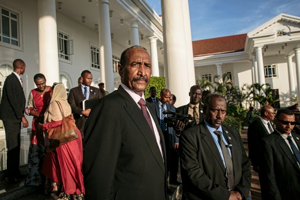 عبد الفتاح البرهان رئيس مجلس السيادة السوداني الانتقالي في صورة ملتقطة في عنتيبي في 7 نوفمبر 2019