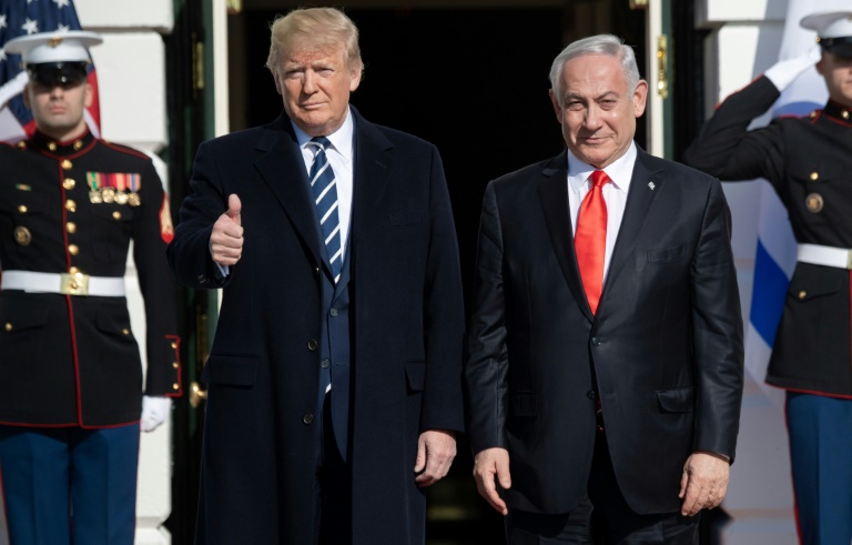 الرئيس الأميركي دونالد ترمب ورئيس الوزراء الاسرائيلي بنيامين نتانياهو في البيت الأبيض في 27 كانون الثاني/يناير 2020