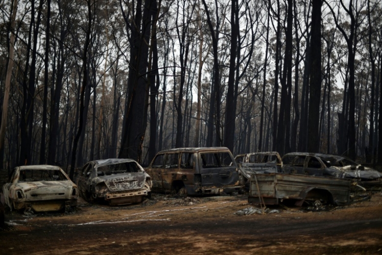 صورة مؤرخة في السادس من يناير 2020 تظهر سيارات محترقة جراء الحرائق التي تجتاح أستراليا في نيو ساوث ويلز