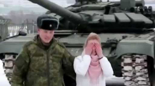 ضابط روسي يطلب حبيبته للزواج مع دبابات على 