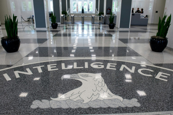 صورة أرشيفية تظهر شعار وكالة الاستخبارات المركزية الأميركية في مقرها في لانغلي في فرجينيا