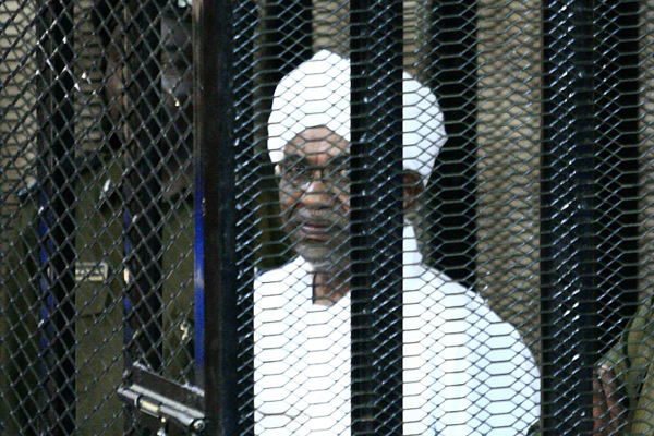 الرئيس السابق عمر البشير خلف قضبان المحكمة في الخرطوم في 31 اغسطس 2019