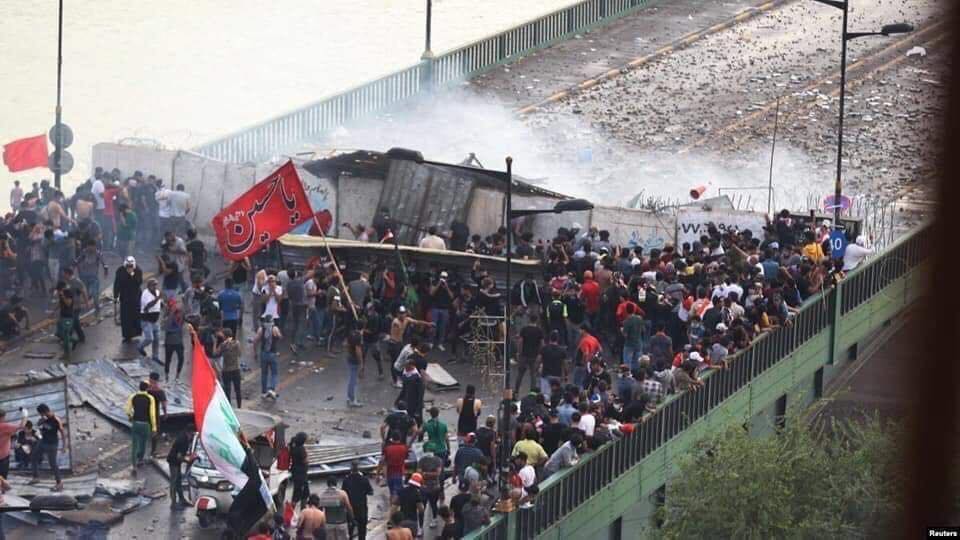 المحتجون يسطيرون على جسر السنك وسط بغداد