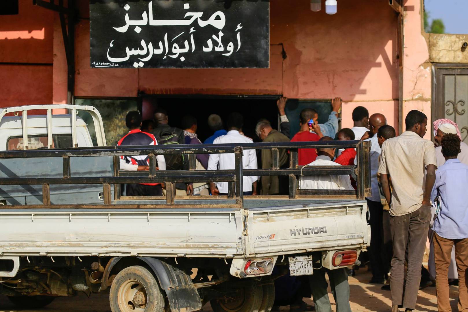 سودانيون يقفون خارج مخبز في الخرطوم لشراء الخبز