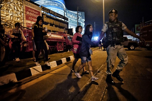 مواطنون يلحقون بجندي بعد أن أنقذتهم وحدات من القوات الخاصة في الشرطة التايلاندية