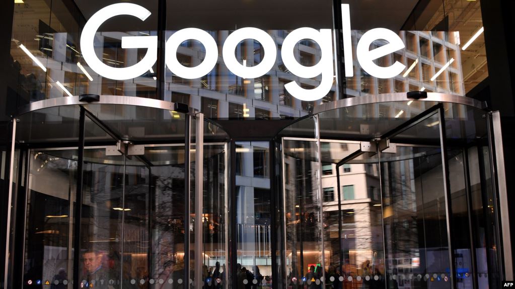 شعار شركة غوغل على مدخل أحد مقراتها في لندن