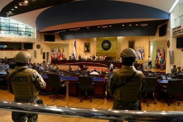 قوات عسكرية تقتحم مقر البرلمان في السلفادور