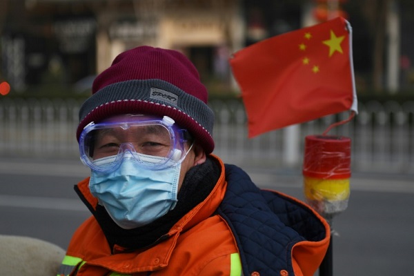 رجل يضع قناعا في أحد شوارع بكين في 11 فبراير 2020.