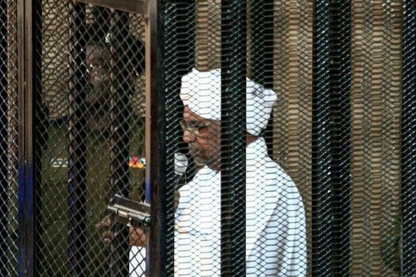 الرئيس السوداني السابق عمر البشير أمام المحكمة في العاصمة الخرطوم في 31 أغسطس 2019