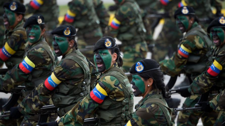 قوات فنزويلية تحتشد بالقرب من حدود كولومبيا لإجراء مناورات