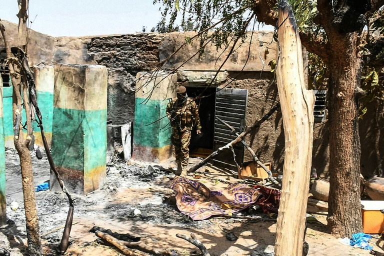 قرية أوغوساغو وسط مالي، عقب المجزرة التي أودت بحياة حوالي 160 ساكن في 25 آذار/مارس 2016.
