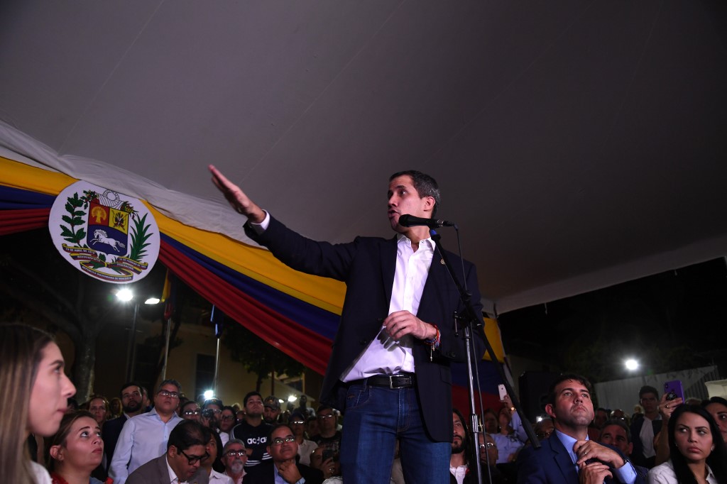 زعيم المعارضة الفنزويلية غوايدو يعود إلى كراكاس
