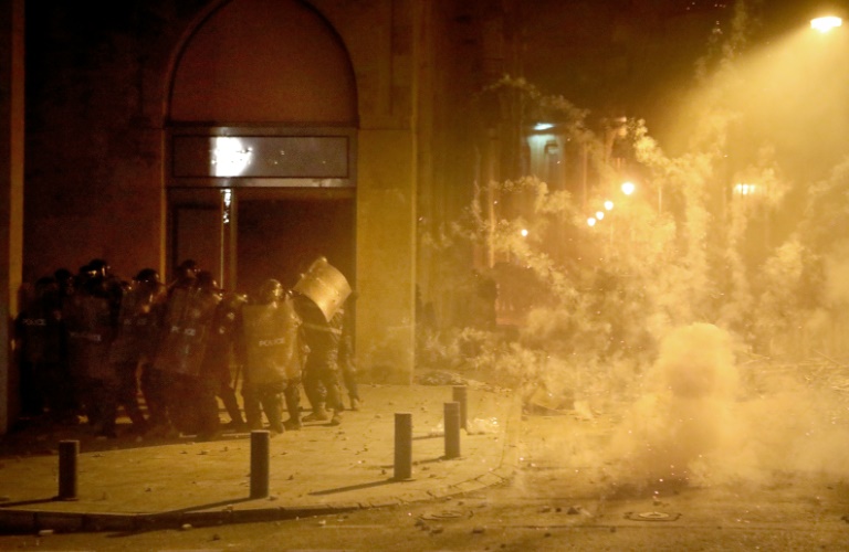 مواجهات بين شرطة مكافحة الشغب ومتظاهرين في وسط بيروت مساء الأربعاء 22 كانون الثاني/يناير 2020
