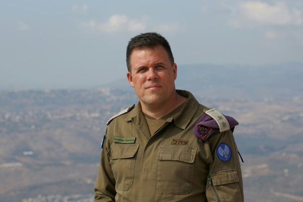  المتحدث باسم الجيش الإسرائيلي أمام الإعلام الدولي جوناثان كونريكوس في قاعدة عسكرية في جبل الشيخ، 30 اكتوبر 2019