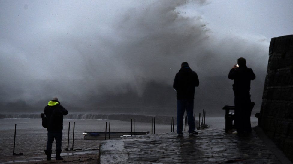 العاصفة كيارا: فيضانات ورياح عاتية تضرب بريطانيا وتتسبب في اضطراب حركة السفر