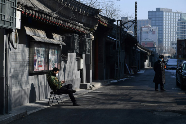 رجل يرتدي قناعاً في أحد أروقة وسط بكين في 10 شباط/فبراير 2020