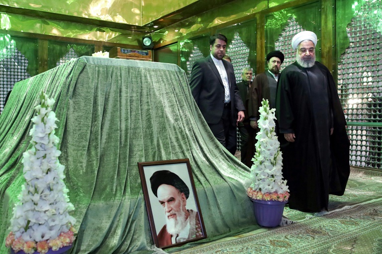صورة مصدرها الرئاسة الايرانية في 2 شباط/فبراير 2020 تظهر الرئيس حسن روحاني أثناء زيارة لضريح مؤسس جمهورية ايران الاسلامية الامام الخميني