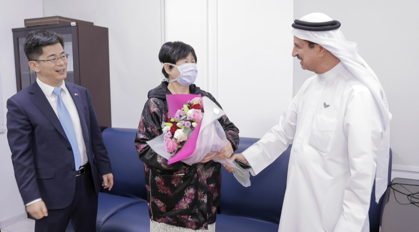 وكيل وزارة الصحة الاماراتية رفقة القنصل الصيني يعودان السيدة المتماثلة للشفاء (وام)