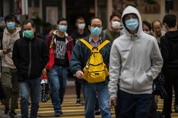 أشخاص يرتدون أقنعة واقية في شارع في هونغ كونغ في 9 فبراير 2020
