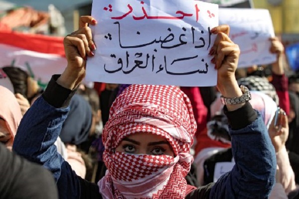 متظاهرة عراقية في ساحة التحرير في بغداد