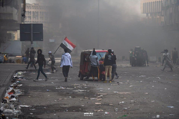  دخان الاشتباكات في ساحة الخلاني في وسط بغداد.