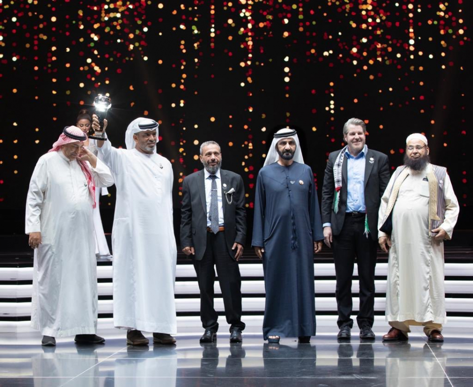 الشيخ محمد بن راشد مكرمًا الفائزين بجائزة صناع الأمل 2020