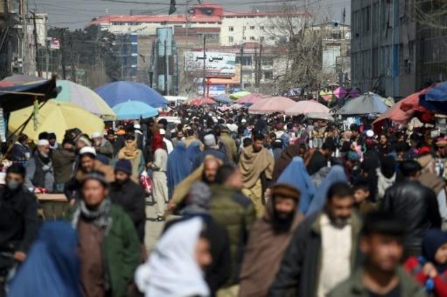حشود في شارع في كابول في 22 شباط/فبراير 2020