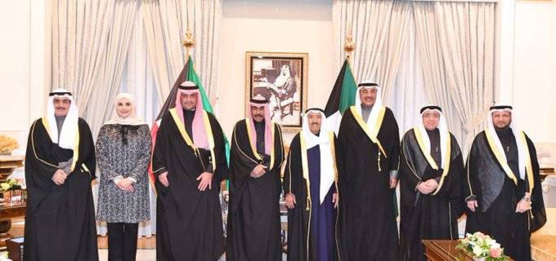 أمير الكويت يتوسط الوزراء الجديد 