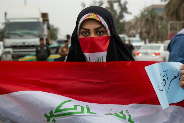نساء النجف يتظاهرن دفاعاً عن دورهن في الاحتجاجات