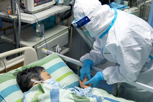 ممرضة تعتني بمريض في مستشفى تشونغنان التابع لجامعة ووهان في 24 يناير 2020