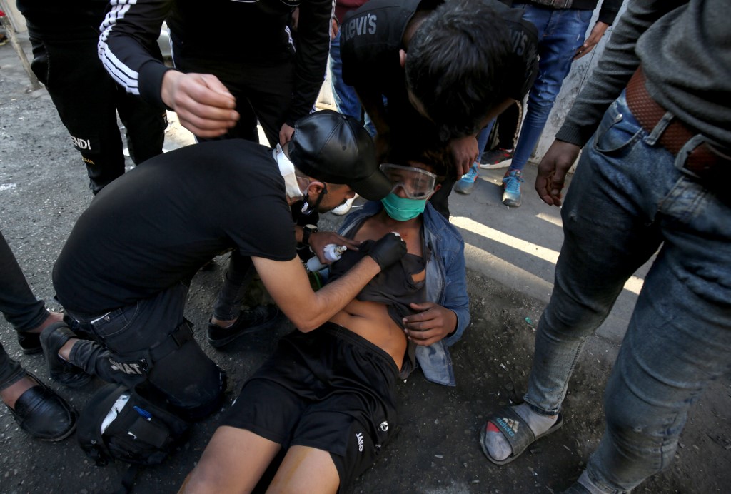 متظاهرون يسعفون أحد جرحى المواجهات مع قوات الأمن