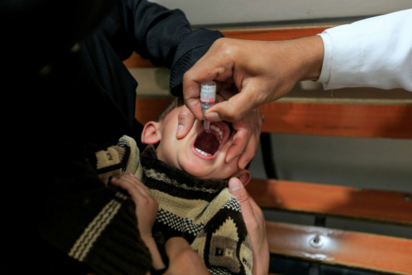 طفل يمني يتلقّى لقاحًا ضدّ شلل الأطفال خلال حملة تطعيم في عيادة في العاصمة صنعاء في 25 ديسمبر 2019