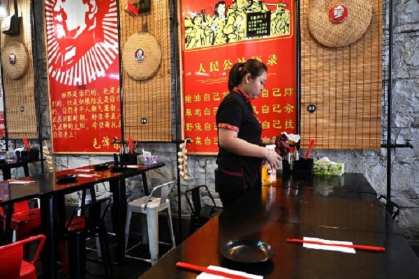 موظفون في مطعم صيني في الحي الصيني في ملبورن