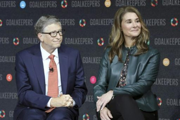 صورة من الأرشيف تُظهر الملياردير الأميركي بيل غيتس وزوجته ميليندا في نيويورك في 26 سبتمبر 2018
