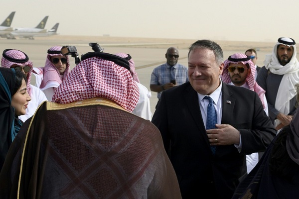 وزير الخارجية الأميركيّ مايك بومبيو بعد وصوله لمطار الملك خالد الدوليّ في الرياض في 19 فبراير 2020