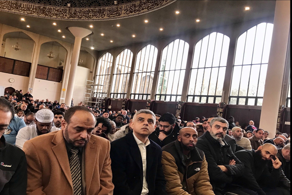 عمدة لندن يزور المركز الثقافي الإسلامي بعد حادثة الطعن