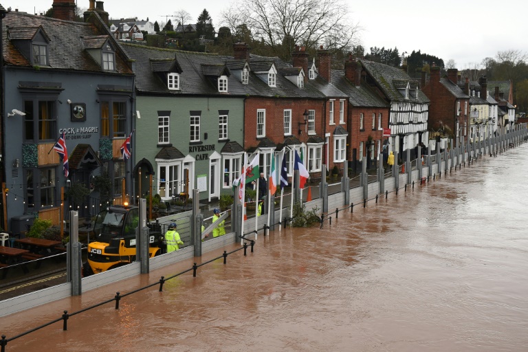 تدعيم الشوارع في بلدة بودلي في غرب برمنغمهام تخوفاً من فيضانات تسببت بها العاصفة دينيس في بريطانيا في 16 شباط/فبراير 2020