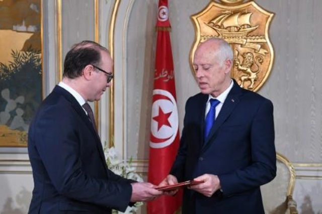 رئيس الوزراء التونسي المعين إلياس الفخفاخ (يسار) يقدم قائمة حكومته إلى الرئيس التونسي قيس سعيد في 19 شباط/فبراير 2020 في قصر قرطاج بتونس.