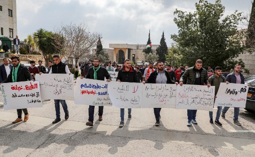 طلاب فلسطينيون يتظاهرون ضد لقاء مع إسرائيليين 