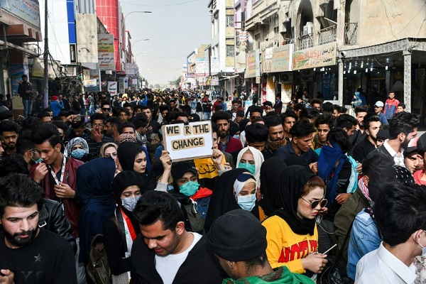 طلاب عراقيون يتظاهرون ضد السلطات في الناصرية في جنوب العراق في 11 فبراير 2020