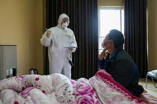 طبيب يتحدث الى مصاب بفيروس كورونا يخضع للحجر الصحي في ووهان
