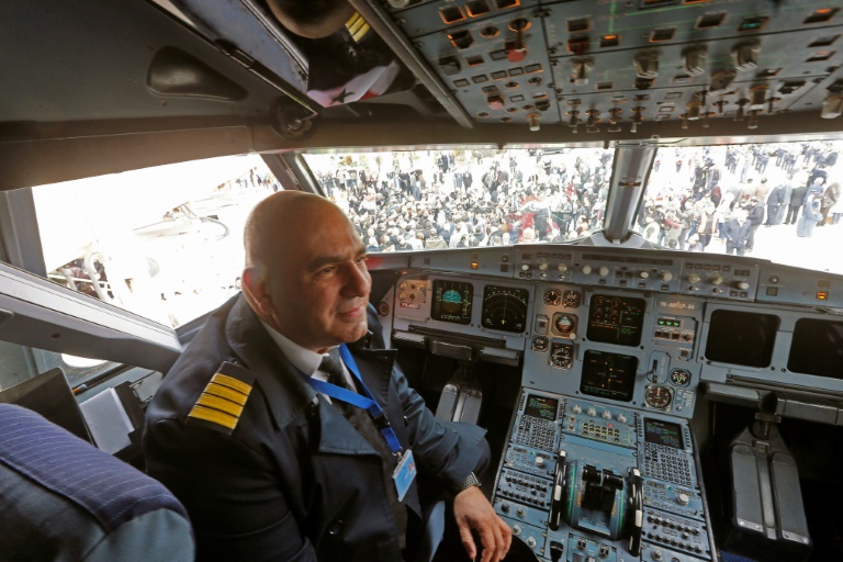 قائد الطائرة السورية التي قامت بأول رحلة مدنية بين دمشق وحلب منذ ثماني سنوات في 19 شباط/فبراير 2020.