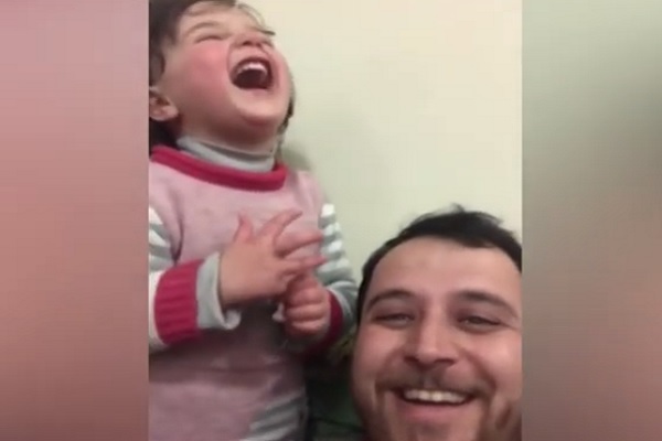 أب سوري يعلم ابنته مواجهة الخوف بالضحك