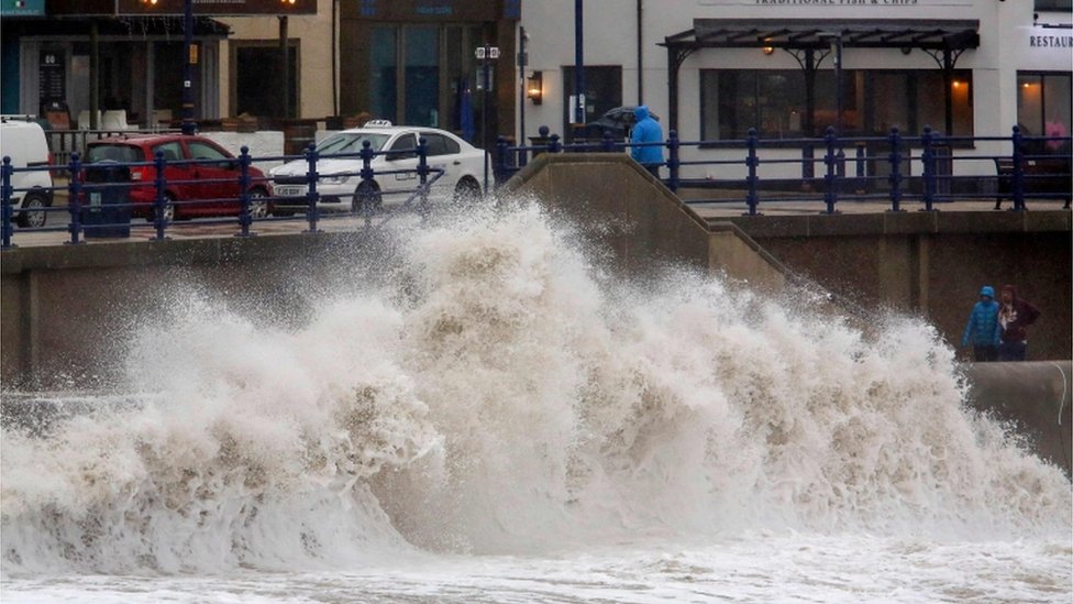 العاصفة دينيس التي تجتاح المملكة المتحدة في صور