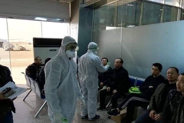 فحص القادمين من الصين في مطار النجف العراقي - الصورة من الفرات نيوز