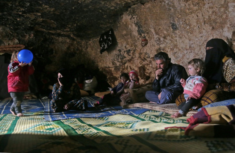 نازحون سوريون في مغارة لجأوا اليها في منطقة ادلب في 23 شباط/فبراير 2020.