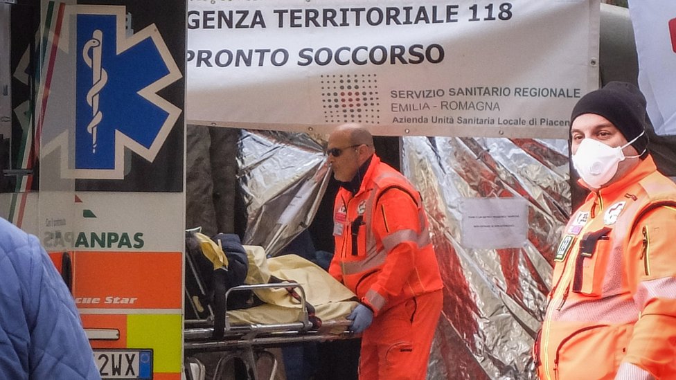 فيروس كورونا: التفشي بلغ "مرحلة حرجة وقد يتحول إلى وباء شامل"