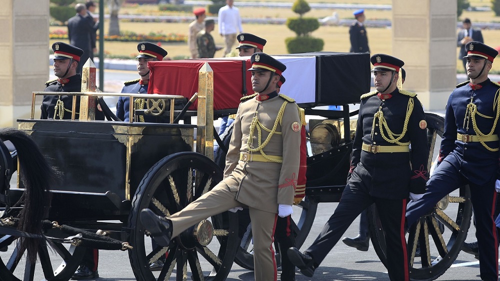 حثمان مبارك خلال الجنازة العسكرية التي اقيمت له